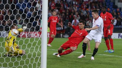 Gameiro bate la meta del Liverpool en la final de la UEFA de 2016.