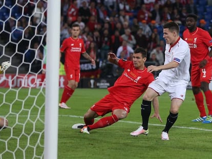 Gameiro bate la meta del Liverpool en la final de la UEFA de 2016.