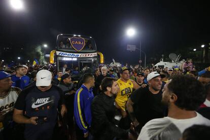 Los ultras de Boca, liderados por sus cabecillas históricos, despiden al equipo el martes por la noche en Buenos Aires, cuando partía rumbo a Madrid. En el centro de la imagen, con pelo blanco, Rafael di Zeo; a la derecha, con gorra blanca y camiseta negra, Mauro Martín, jefes de la barra brava.