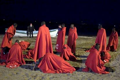 Un grupo de inmnigrantes, algunos de ellos alegaron ser menores de edad, a su llegada a Tenerife en cayuco, en una foto de archivo.