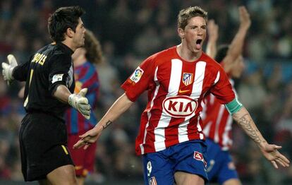 El delantero del Atlético de Madrid Fernando Torres celebrando el primer gol de su equipo, tras batir a Valdés, durante un partido de Liga, de la temporada 2006/2007, disputado en el Nou Camp, correspondiente a la vigésimo segunda jornada de la Liga de fútbol de Primera División.