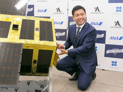 Nobu Okada, presidente de Astroscale, con uno de sus prototipos.