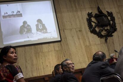 Ríos Montt observa la comparecencia de un exmilitar por videoconferencia.