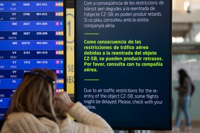 Paneles informativos en el aeropuerto de El Prat, este viernes.