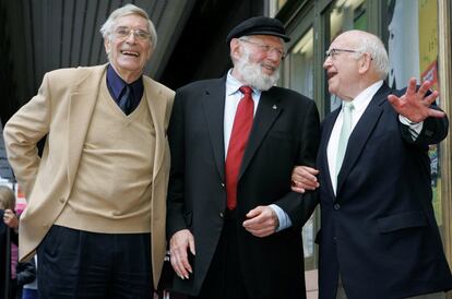 Los actores Theodore Bikel (c), Martin Landau (i) y Ed Asner, en 2005.