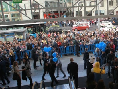 Cola de clientes esperando para entrar en la tienda de Primark en la Gran Vía.