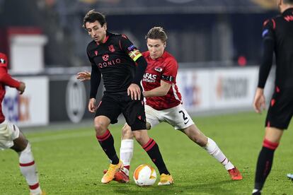 Oyarzabal protege el balón ante Jonas Svensson, este jueves en el partido de Liga Europa entre la Real y el AZ Alkmaar.
