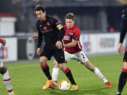 Oyarzabal protege el balón ante Jonas Svensson, este jueves en el partido de Liga Europa entre la Real y el AZ Alkmaar.