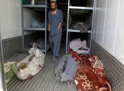 Cadáveres de las víctimas de un atentado yacen en una morgue de Kandahar.