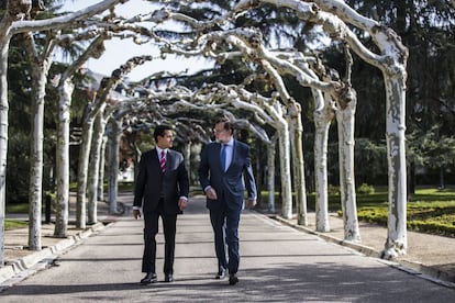 El presidente del gobierno, Mariano Rajoy habla con el presidente de México, Enrique Peña Nieto.