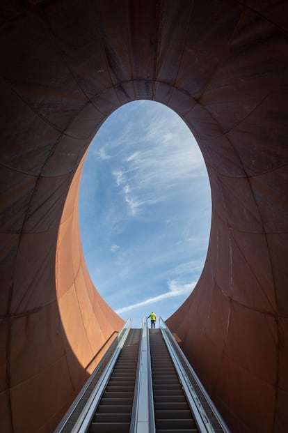 Vista del cielo desde la estación Monte Sant’Angelo de Nápoles diseñada por Anish Kapoor.