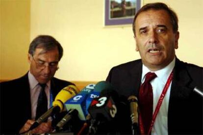 El ministro del Interior español, José Antonio Alonso, se dirige a la prensa en Newcastle.