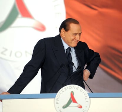 El primer ministro italiano Silvio Berlusconi gesticula durante la ceremonia de traspaso de mando del puesto de Comisario para la Reconstrucción el pasado fin de semana
