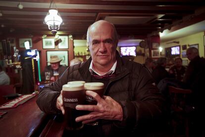 Tóibín lleva una vida cotidiana clásica en su país. Se ve con amigos, comparten cervezas, charla con la gente que lo reconoce en los bares o en la calle. El escritor suele pasar la mayor parte del año en Irlanda, salvo en invierno, cuando está en Nueva York como profesor de universidades como la de Columbia.