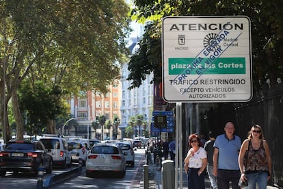 Cartel informativo del próximo cierre al tráfico de Madrid Central. 