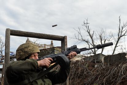 Un soldado del Ejército ucranio en la línea del frente, cerca de Donetsk, este domingo.