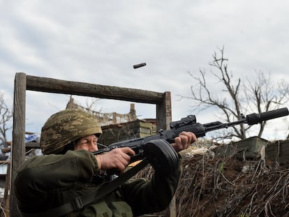 Un soldado del Ejército ucranio en la línea del frente, cerca de Donetsk, este domingo.