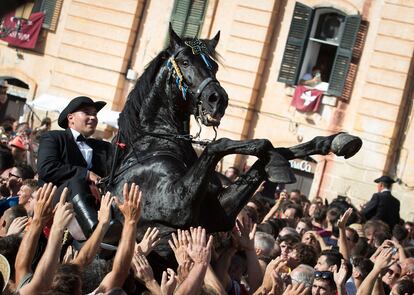 Un caballo se encabritaba el jueves entre la multitud durante la tradicional fiesta de San Juan en el municipio de Ciutadella, Menorca.