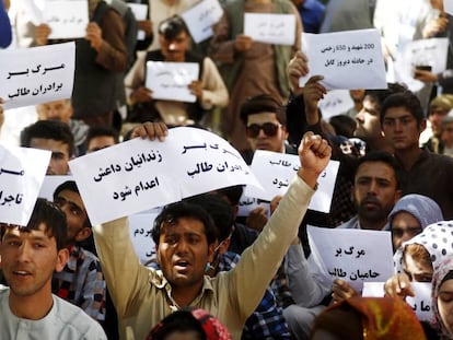 Manifestación contra el ISIS en Herat, Afganistán, tras el atentado de Kabul.