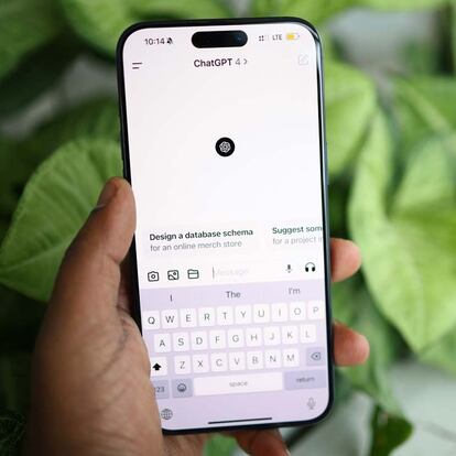 Uso de ChatGPT de OpenAI en un smartphone
