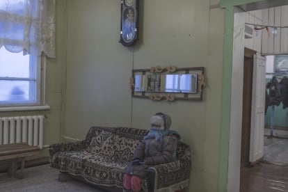 Una ciudadana espera sentada en el interior de una oficina, en Oymyakon.