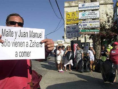 Vecinos de Zahara de los Atunes recogían ayer basura en protesta por la falta de barrenderos.