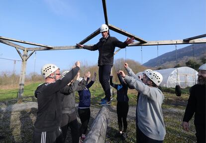 El príncipe Guillermo se atrevió a recorrer una pista de obstáculos este miércoles, en su visita al Roscor Youth Village, en Irlanda del Norte. Mientras trataba de mantener el equilibrio, el duque de Cambridge se comparó a si mismo con Tarzán y con una bailarina.