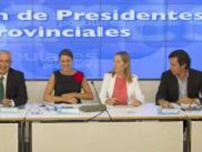 Fotografía facilitada por el PP de la reunión de esta tarde en Madrid entre los presidentes provinciales del partido y la ministra de Fomento, Ana Pastor (2d), dentro de unas jornadas organizadas por la formación política hoy y mañana.