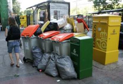 Cubos llenos de desperdicios en una calle de Madrid. EFE/Archivo