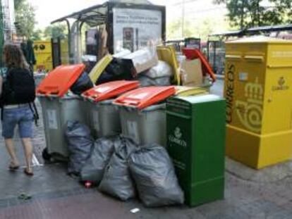 Cubos llenos de desperdicios en una calle de Madrid. EFE/Archivo