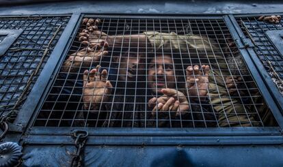 Detenidos en un vehículo policial durante una protesta contra los recientes asesinatos de las fuerzas del gobierno indio en Srinagar (India).