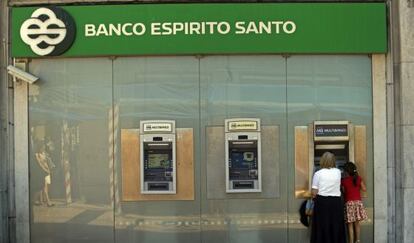 Un cajero del Banco Espirito Santo en Lisboa.