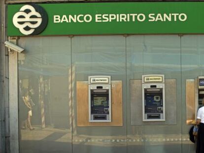 Un cajero del Banco Espirito Santo en Lisboa.