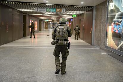 Policiais das forças especiais patrulham a estação de metrô de Karlsplatz.