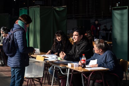 Una mujer asiste a un local de votación Santiago.