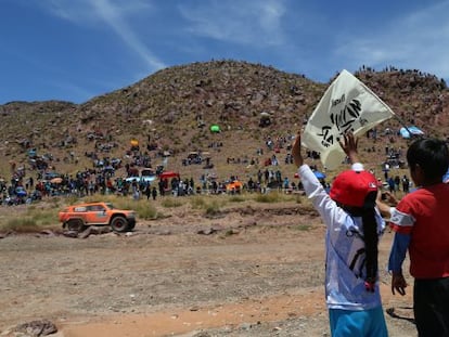 Dos ni&ntilde;os bolivianos agitan una bandera del Dakar 