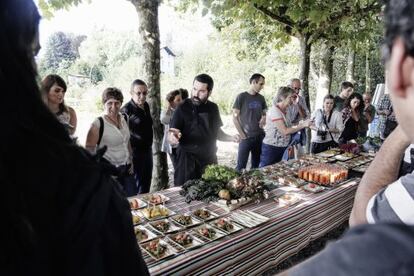 Asistentes a la finca agroecológica de Hernani presencia una selección de productos obtenidos en las instalaciones.