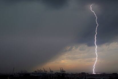 Un rayo cae sobre varias grúas situadas del puerto de la Ciudad del Cabo, en Sudáfrica.