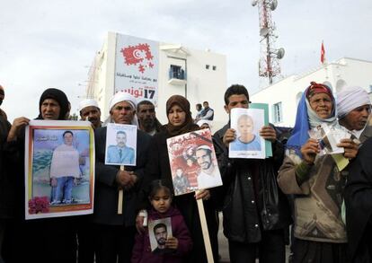 Familiares de v&iacute;ctimas de la revuelta, en Sidi Bouzid. 