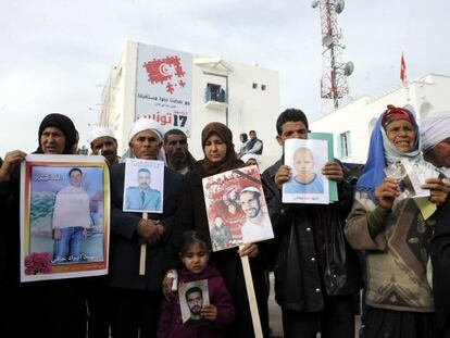 Familiares de v&iacute;ctimas de la revuelta, en Sidi Bouzid. 