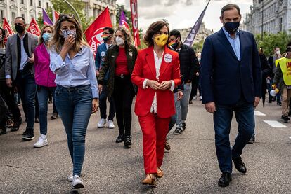 De izquierda a derecha, la vicepresidenta tercera del Gobierno y ministra de Trabajo, Yolanda Díaz, la vicepresidenta primera del Gobierno, Carmen Calvo, y el ministro de Transportes, José Luis Ábalos, en la manifestación del Primero de Mayo celebrada en Madrid.