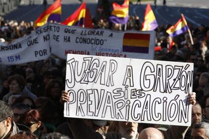 Miles de personas en la manifestación de apoyo a Garzón este domingo en Madrid.