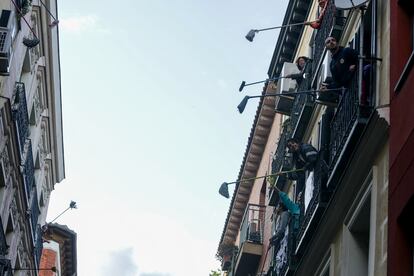 'Fregonada de Lavapiés', gesto que realizan los vecinos agitando fregonas desde sus balcones para "limpiar el virus"