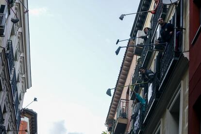 'Fregonada de Lavapiés', gesto que realizan los vecinos agitando fregonas desde sus balcones para "limpiar el virus" 