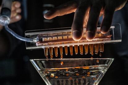 Elaboración en el laboratorio de investigación de Lavazza de las esferas de café ideadas en elBulli.
