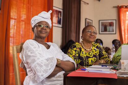 Rosalie Oububa, secretaria de organizaciones no gubernamentales en Burkina Faso, y Madeleine Maka, antigua Ministra de Comercio de Guinea Conakry y representante del Centro Mujeres, Ciudadanía y Paz (FECPA), escuchan atentas la intervención de una de sus compañeras sobre la amenaza terrorista en África. 

