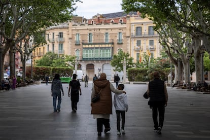 Una mujer musulmana vestida con un pañuelo hijab camina con su hijo por la rambla de Figueres, en pleno centro de la ciudad, esta semana.
