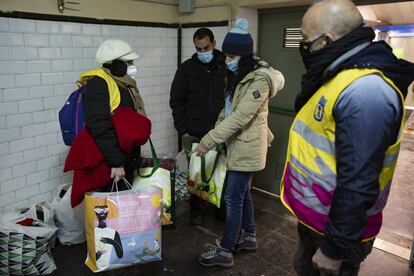 Segn los datos de la fundacin Hogar S, ms de 30.000 personas viven en la calle en Espa?a. En la imagen, una persona entrega ropa de abrigo a los voluntarios del ayuntamiento en la Estacin del Arte.