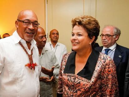 Dilma Rousseff junto a su hom&oacute;logo surinam&eacute;s, Desi Bouterse, durante la cumbre de UNASUR.