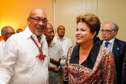 Dilma Rousseff junto a su homólogo surinamés, Desi Bouterse, durante la cumbre de UNASUR.